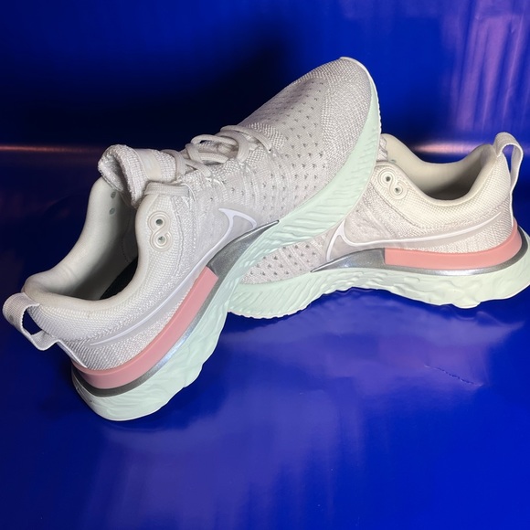 NEW Nike React Infinity Run Flyknit 2 Platinum Tint Women’s Size 7.5 Fast Ship - Picture 7 of 7